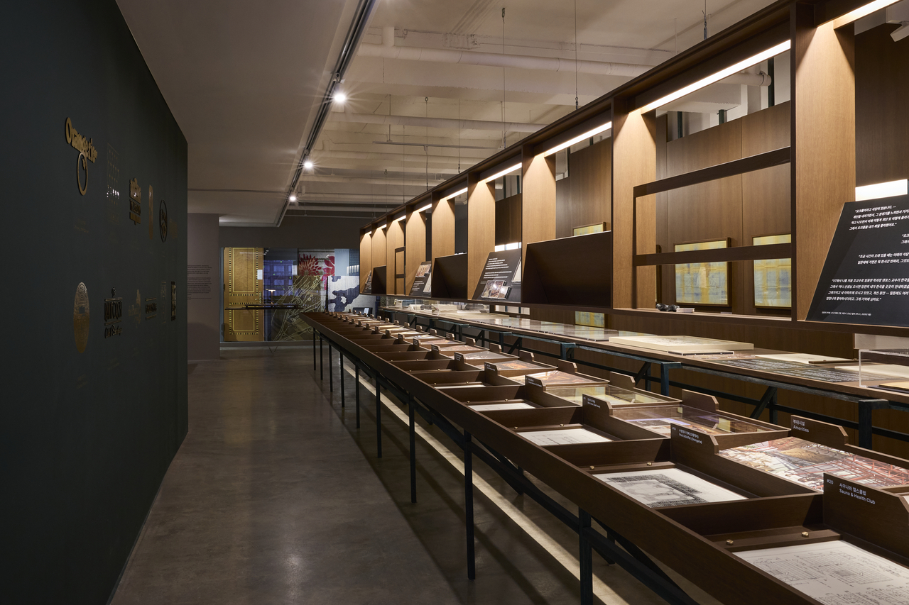 Installation view of “The Autobiography of Hilton Seoul” at Piknic in Seoul (Piknic)