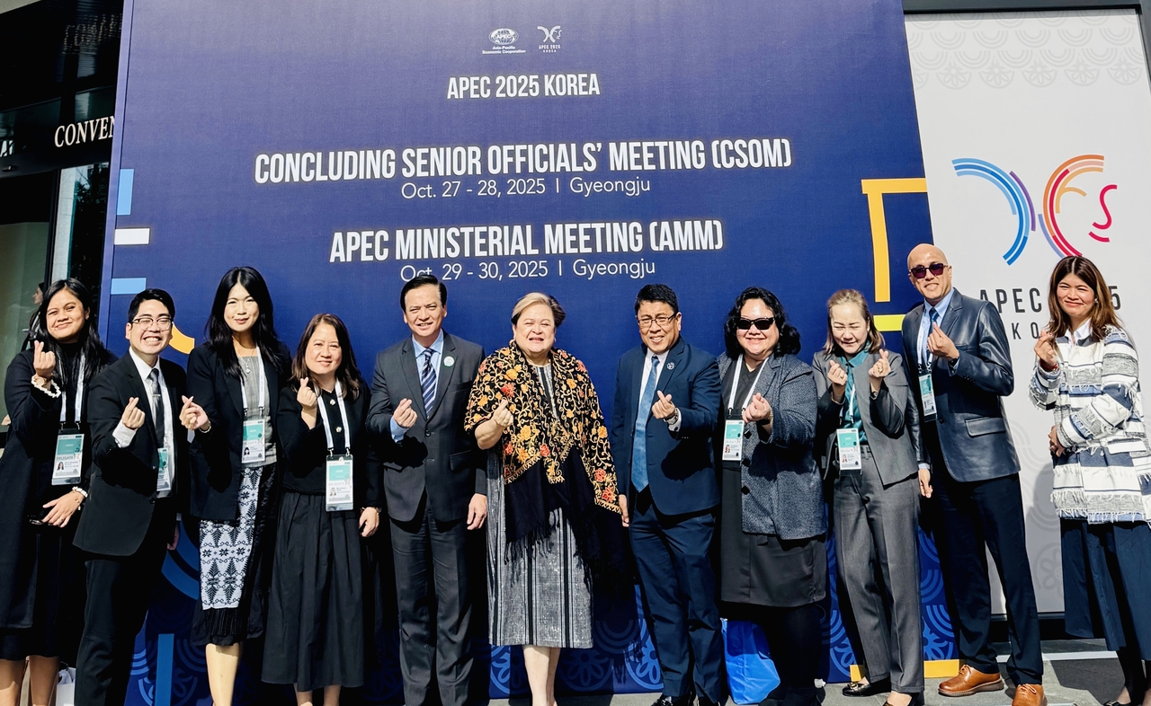 The Philippine’s Foreign Affairs Secretary Maria Theresa Lazaro (sixth from left) poses for a group photo during the APEC Summit in Gyeongju, North Gyeongsang Province. (Embassy of the Philippines in Seoul)
