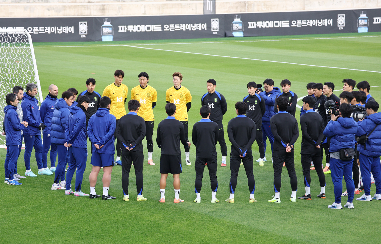 Members of the South Korean men's national football team stand in a huddle before the start of a training session at the National Football Center in Cheonan, South Chungcheong Province, on Tuesday. (Yonhap)