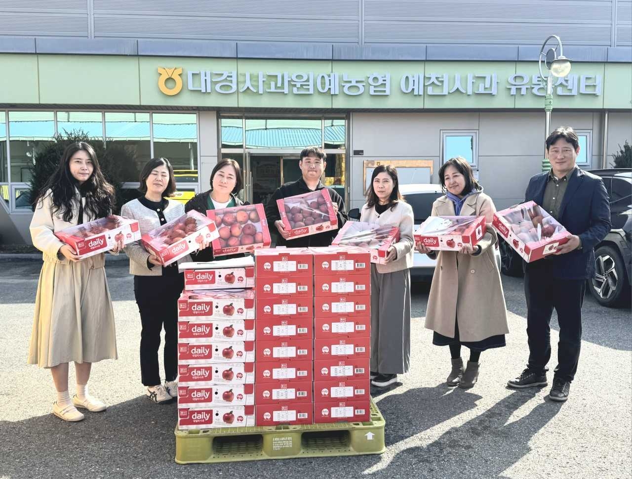 예천군이 ‘예천사과월드컵’ 출품 사과를 지역 어린이집연합회에 기부하며 따뜻한 나눔을 실천했다.[예천군 제공]