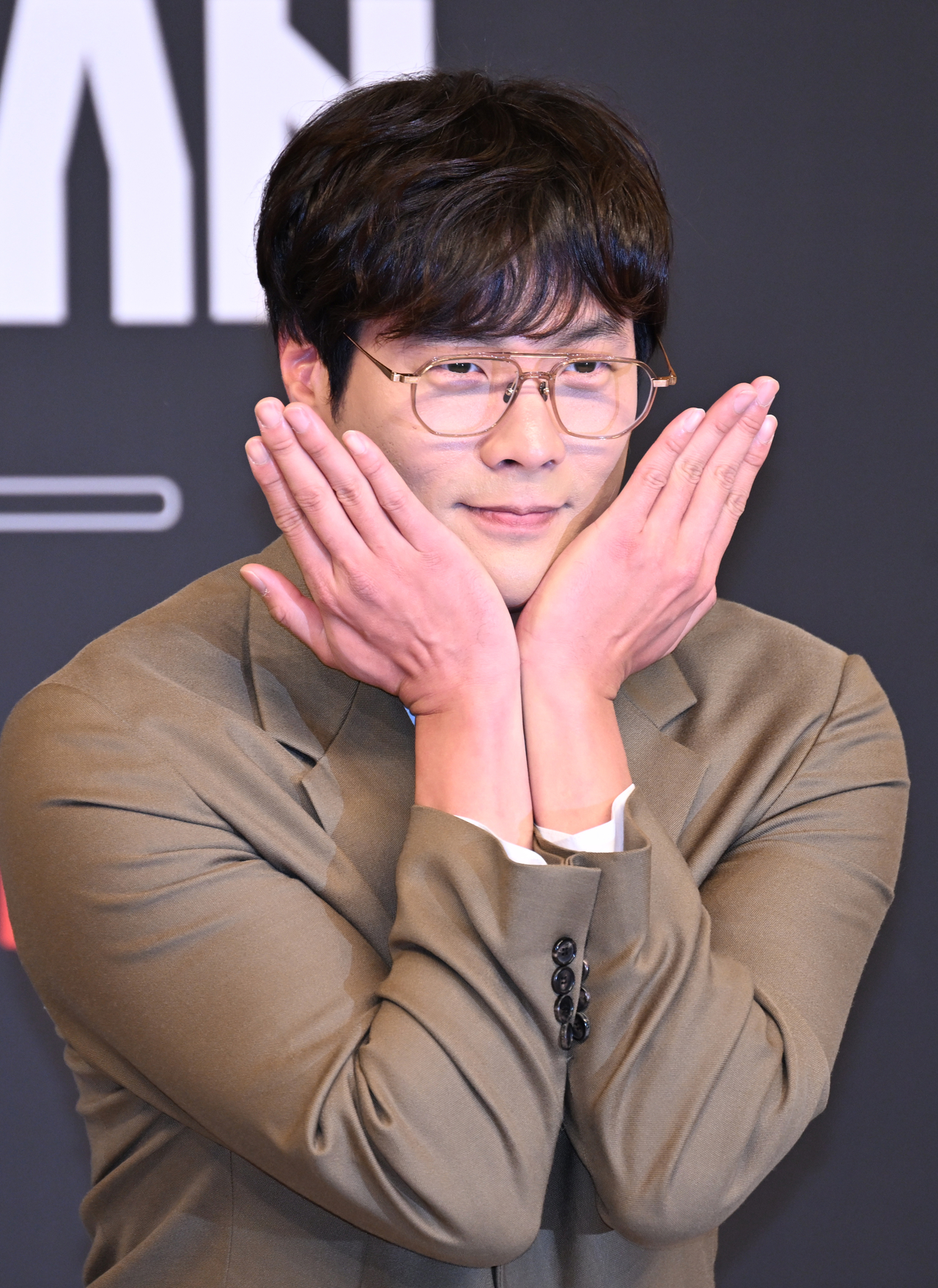 10일 오후 양천구 목동에 위치한 SBS목동사옥에서 초대형 글로벌프로젝트 ‘베일드뮤지션’의 제작발표회가 열렸다.  MC를 맡은 최다니엘이 포즈를 취하고 있는 모습. 윤병찬 기자