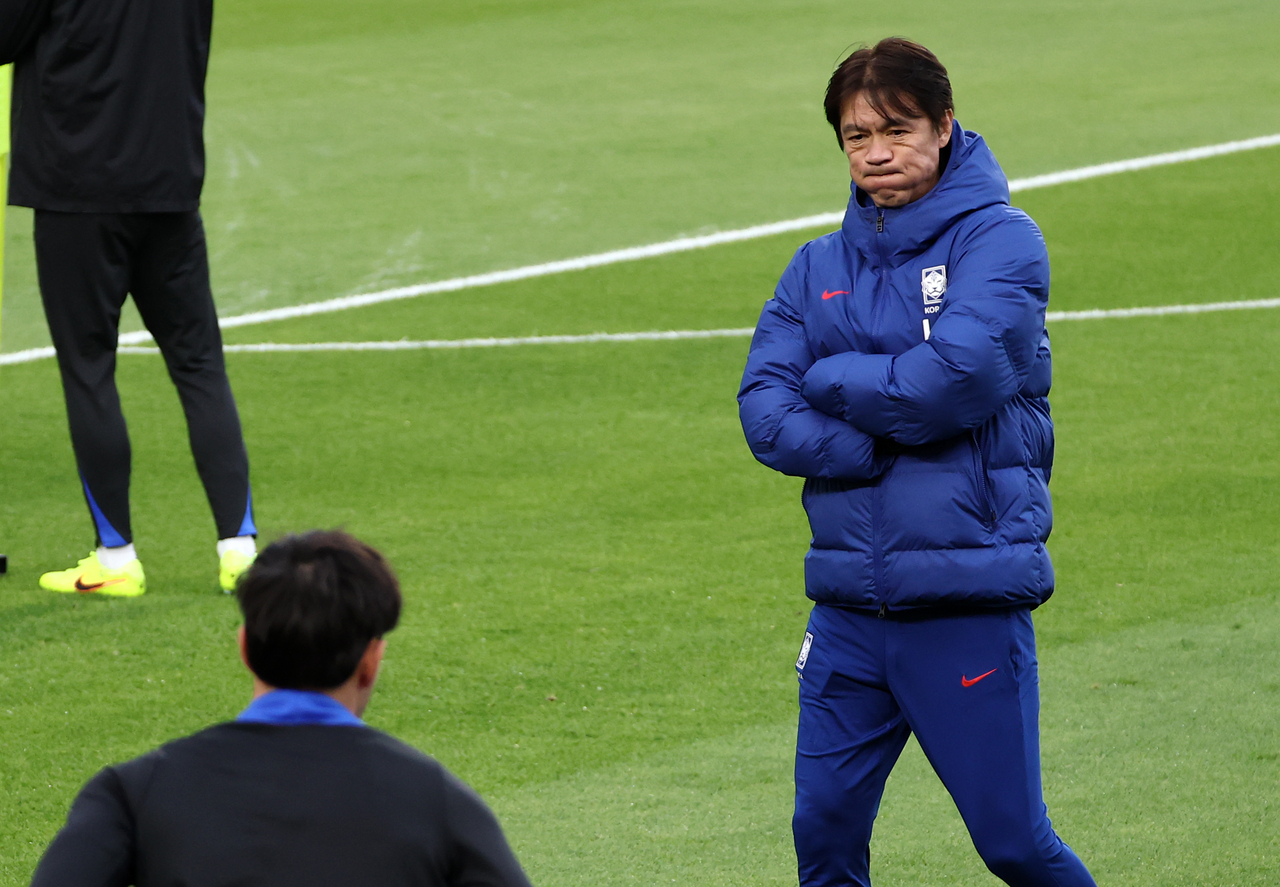 Hong Myung-bo, head coach of the South Korean men's national football team, watches his players during a training session at the National Football Center in Cheonan, South Chungcheong Province, on Tuesday. (Yonhap)