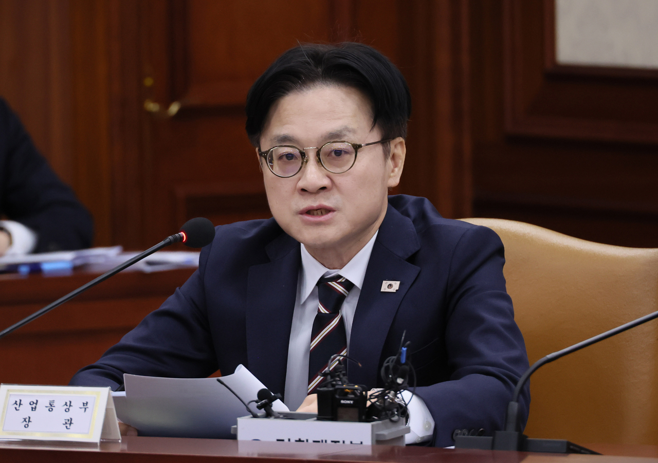 Industry Minister Kim Jung-kwan speaks at the meeting of ministers on enhancing industrial competitiveness at the Government Seoul Office in Jongno District, Seoul, on Nov. 4. (Yonhap)