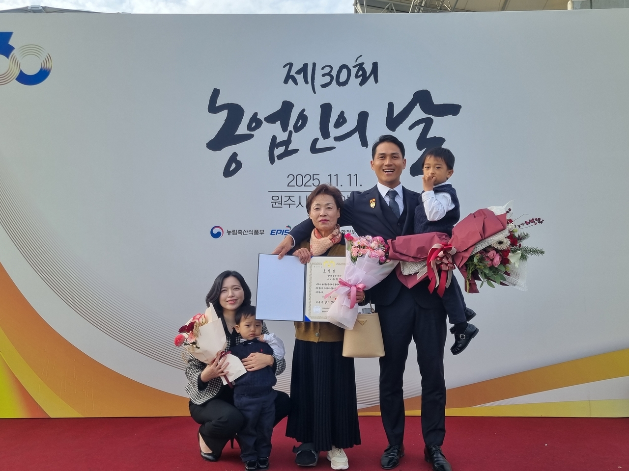 청청농업회사법인 윤문욱 대표가 11일 제 30회 농업인의 날 국가기념식에서 대통령상을 수상했다 [상주시 제공]