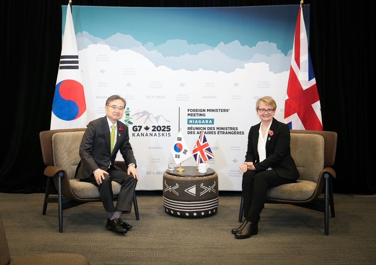Foreign Minister Cho Hyun (left) poses with UK Foreign Secretary Yvette Cooper during their meeting on the sidelines of the G7 foreign ministers' talks in Niagara Falls, Canada, on Tuesday. (Yonhap)