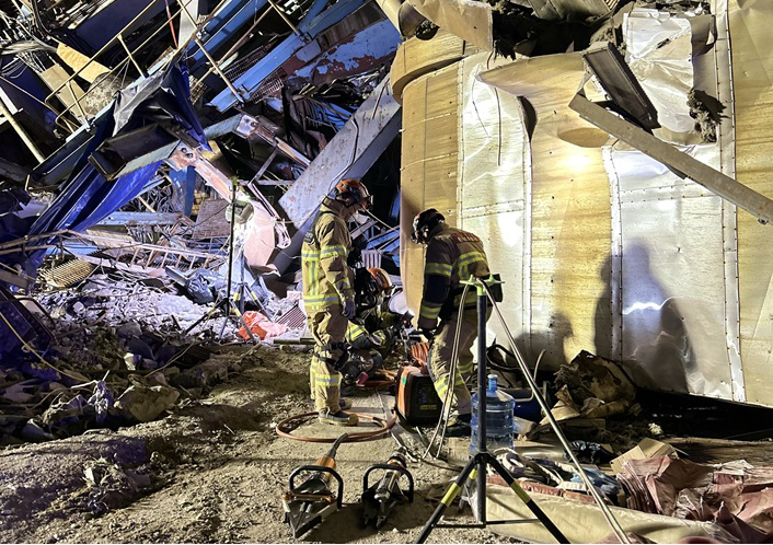Rescue workers check and operate equipment for nighttime search and rescue operations at the Ulsan Thermal Power Plant on Tuesday, the sixth day since the collapse of a boiler tower at the facility. (Yonhap)