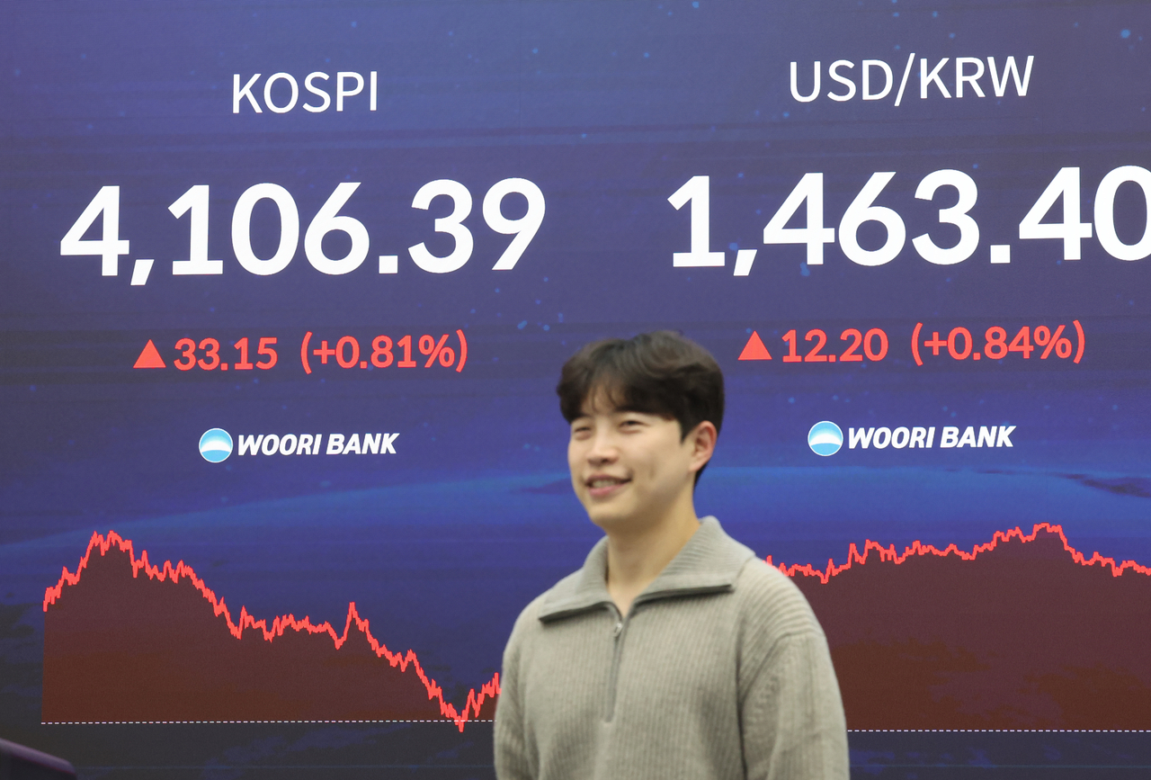 A screen at a dealing room in Woori Bank's central Seoul headquarters show Kospi closing Tuesday's trading up 0.81 percent at 4,106.39. (Yonhap)