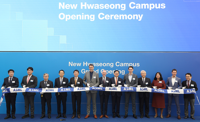 ASML CEO Christophe Fouquet (sixth from left) and Kang Kam-chan (fourth from left), director general for trade and investment at the Ministry of Trade, Industry and Energy, take part in a ribbon-cutting ceremony at the company's new Hwaseong campus in Gyeonggi Province on Tuesday. (Yonhap)