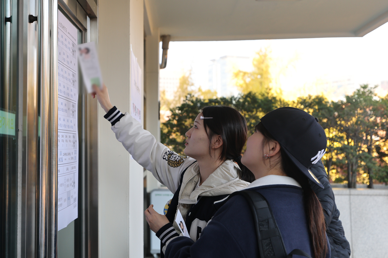 Students check their exam rooms at Ewha Girls’ High School in central Seoul, Wednesday. (Yonhap)