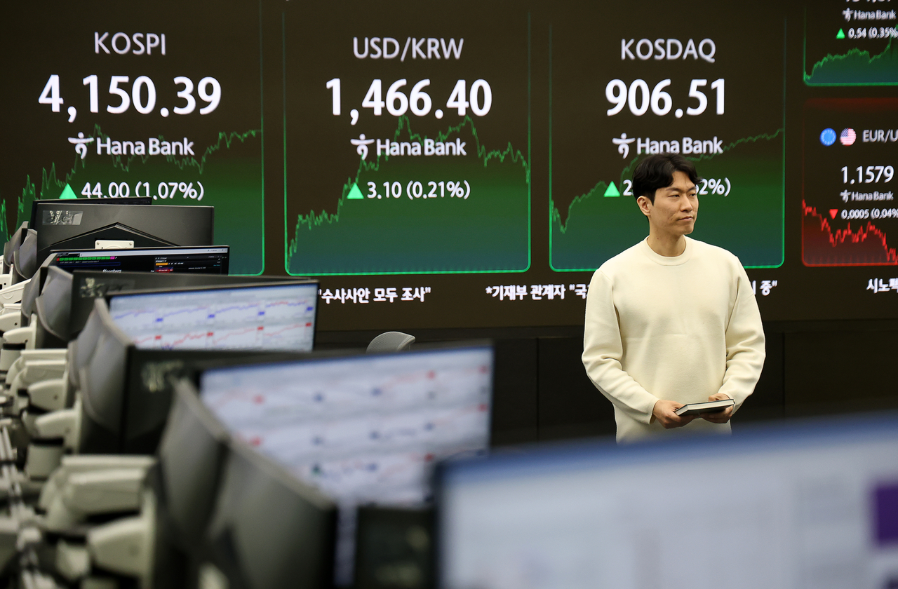 An electronic board showing the Korea Composite Stock Price Index at a dealing room of the Hana Bank headquarters in Seoul on Wednesday. (Yonhap)