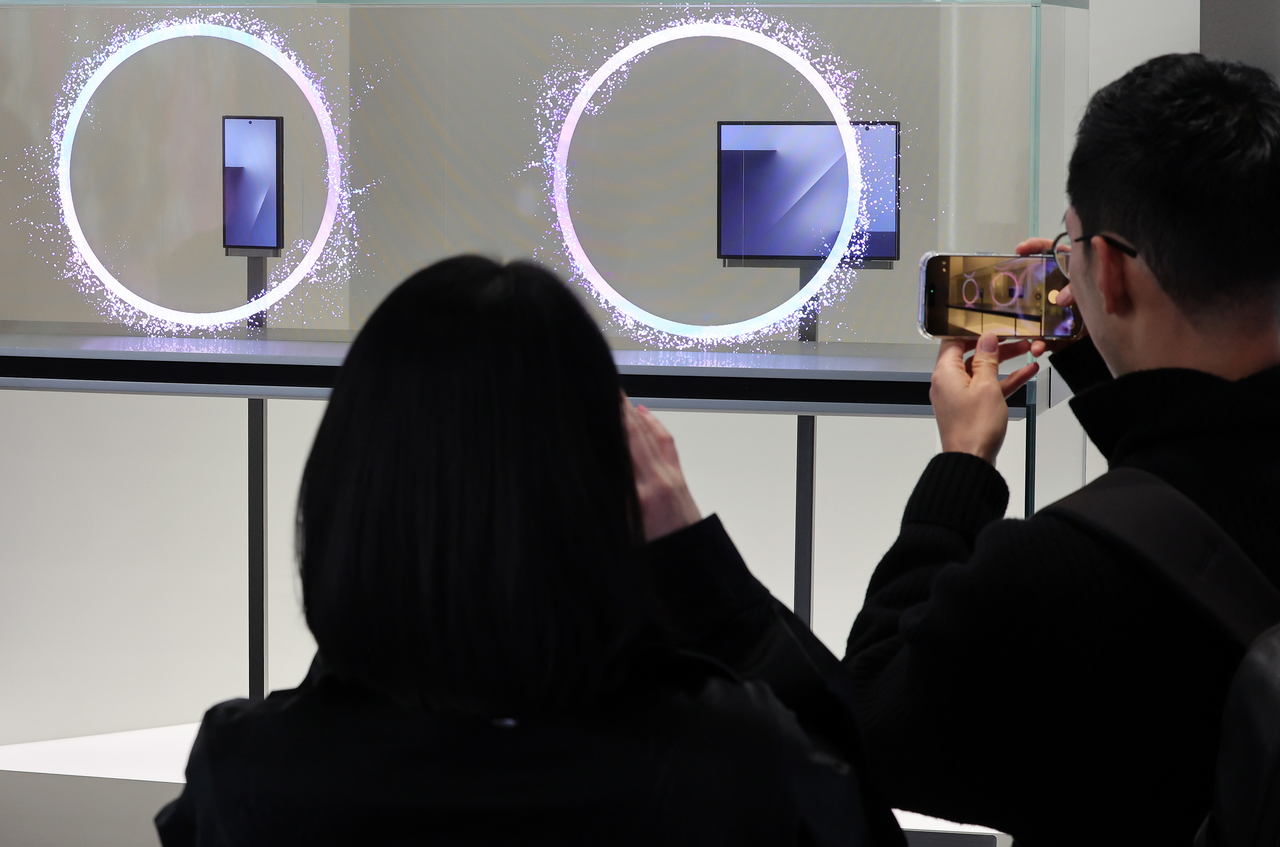Samsung Electronics' trifold smartphone is showcased at K-tech Showcase held in Gyeongju, North Gyeongsang Province, Oct. 28. (Yonhap)