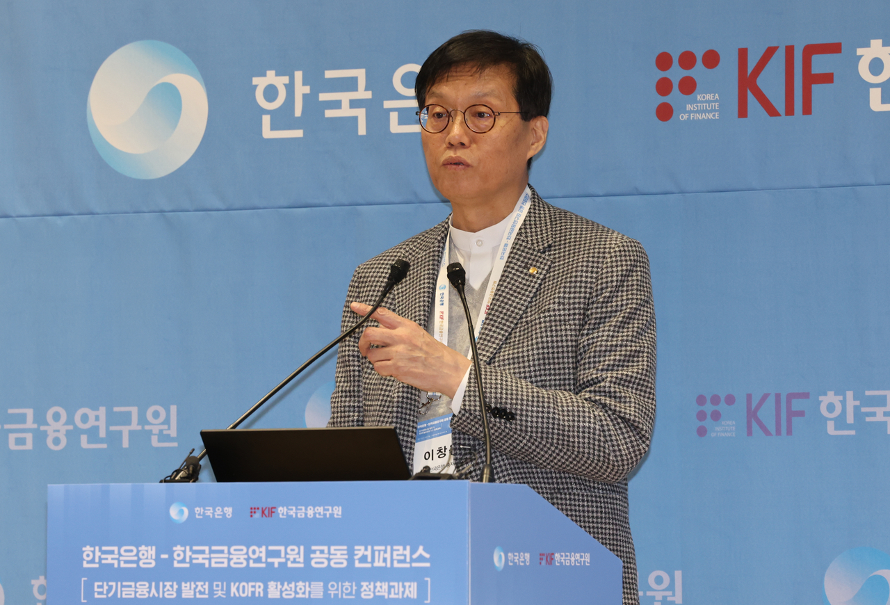 Bank of Korea Gov. Rhee Chang-yong gives a speech at a conference held at the central bank's headquarters in Seoul, Nov. 4. (Yonhap)