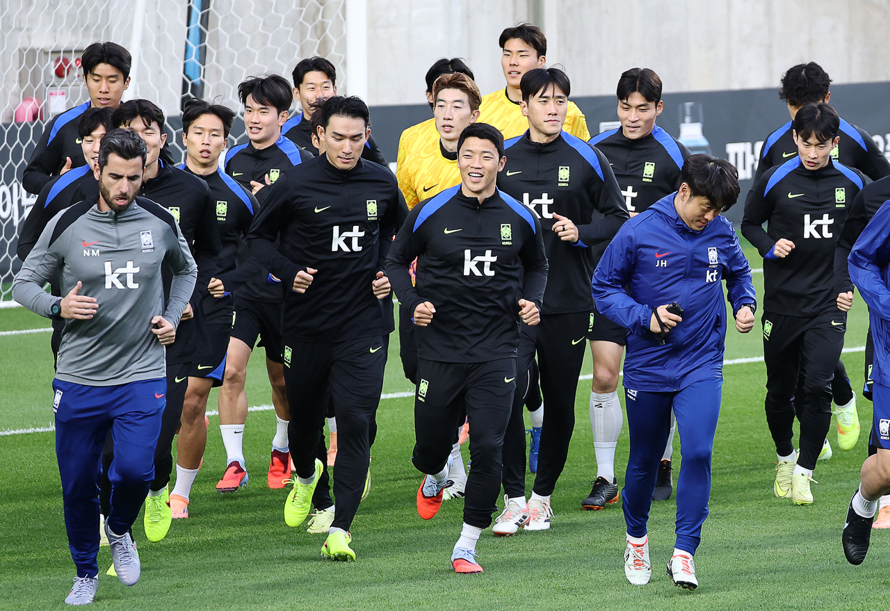 Members of the South Korean men's national football team jog at the start of a training session at the National Football Center in Cheonan, South Chungcheong Province, on Tuesday. (Yonhap)