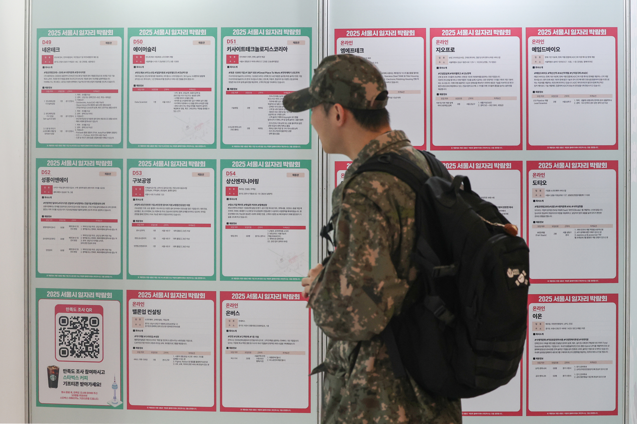 A soldier looks at a job posting board during the 2025 Seoul Job Fair at Dongdaemun Design Plaza in central Seoul on Thursday. (Yonhap)