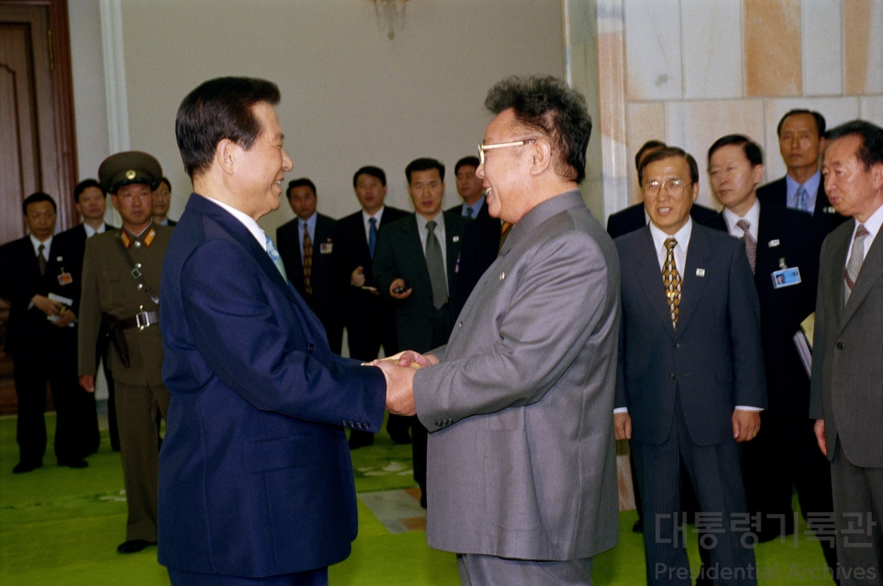 Then-South Korean President Kim Dae-jung (left) greets former North Korean leader Kim Jong-il with a handshake at the Baekhwawon State Guesthouse in Pyongyang during the June 2000 inter-Korean summit. The encounter was the first between leaders of the divided Koreas since the peninsula’s partition. (Presidential Archives)