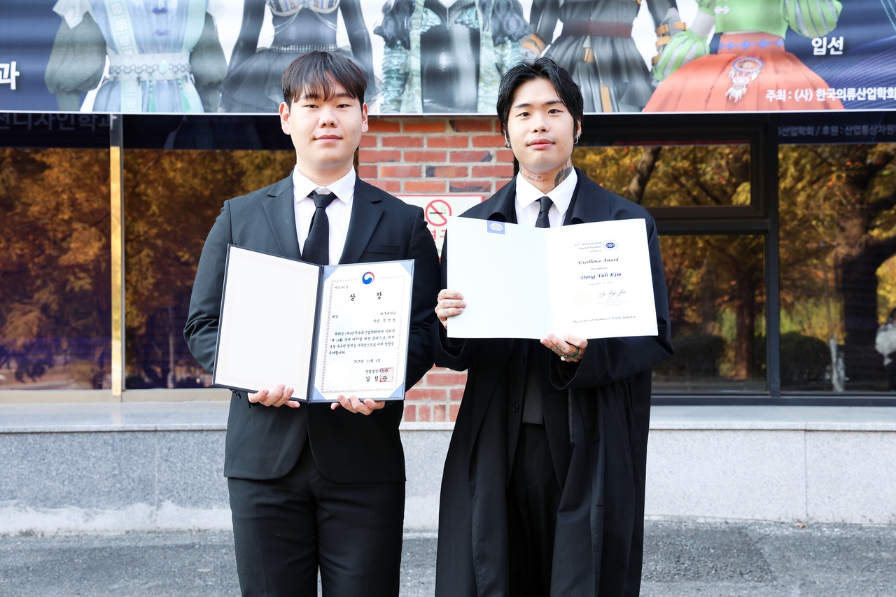 대상을 수상한 정정원 학생(왼쪽)과 우수상을 수상한 김동엽 학생.[대구대 제공]