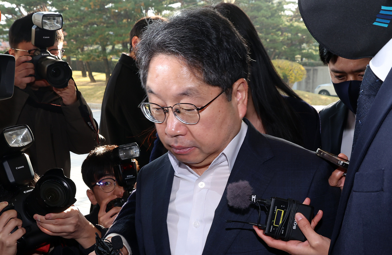 Acting Prosecutor General Noh Man-seok (center) arrives at the Supreme Prosecutors’ Office in Seocho-gu, southern Seoul, surrounded by reporters, on Wednesday. (Newsis)