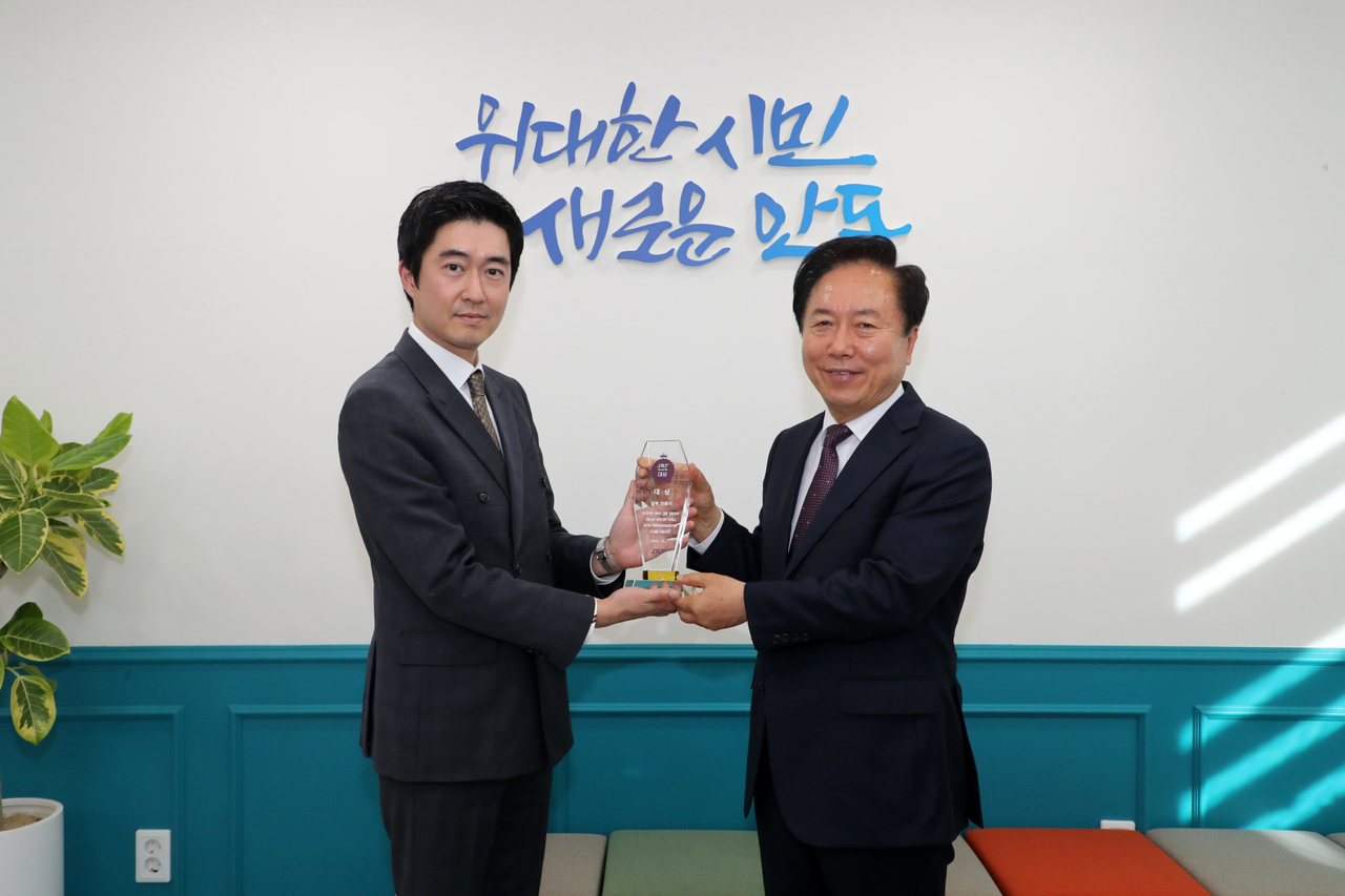 안동시가  SRT 매거진이 주관한 ‘2025 SRT 어워드’에서 대한민국을 대표하는 10대 도시에 선정돼 권기창 시장이 기념패를 받고 있다.[안동시 제공]