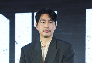 Jung Woo-sung stays silent at first press appearance since child revelation