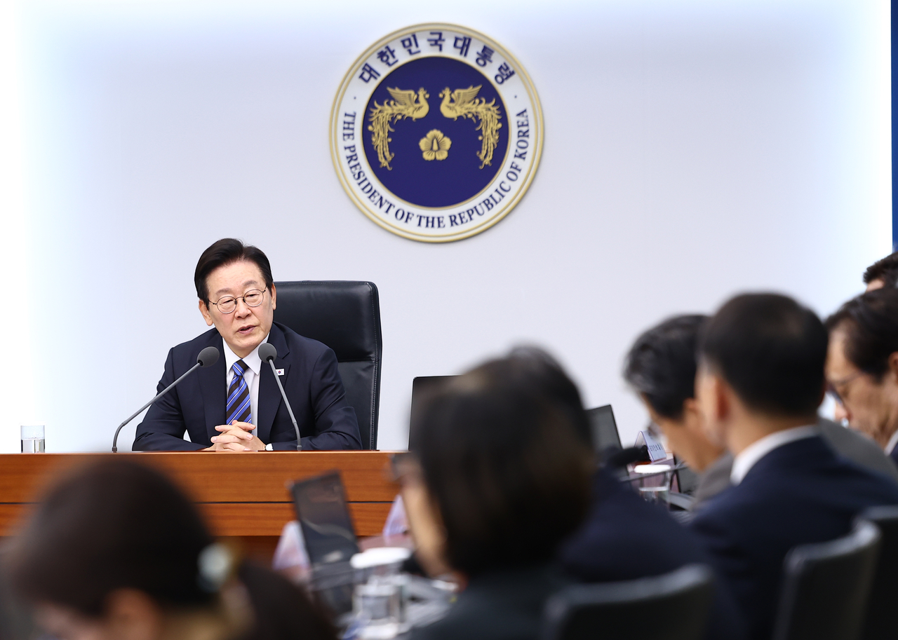 President Lee Jae Myung speaks during a meeting with senior aides at the presidential office on Thursday. (Yonhap)