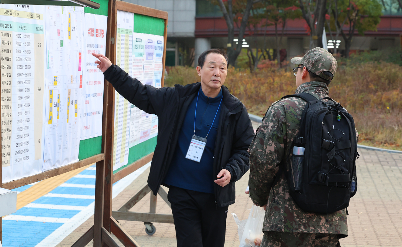 A soldier taking the 2026 College Scholastic Ability Test heads to an exam site Thursday morning at Seonin High School in Michuhol-gu, Incheon. (Yonhap)