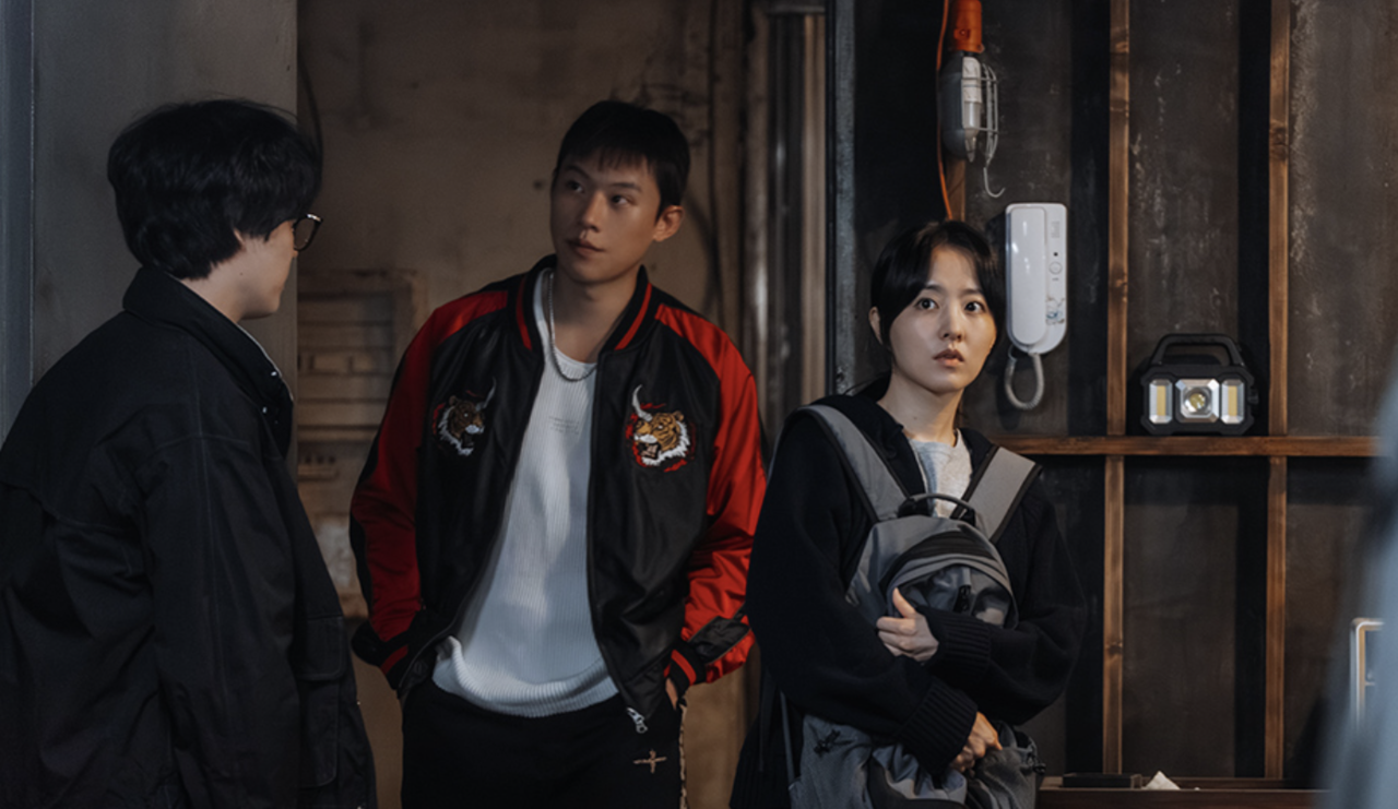 "Gold Land," starring Kim Sung-cheol (left) and Park Bo-young (Disney+)