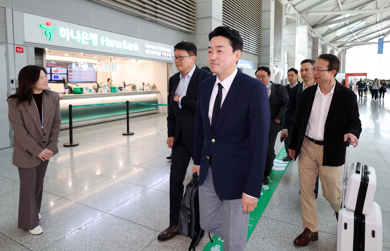 Kang Hoon-sik (C), the presidential chief of staff, departs for Frankfurt, Germany, from Incheon International Airport, west of Seoul, in this file photo from Oct. 19. (Yonhap)