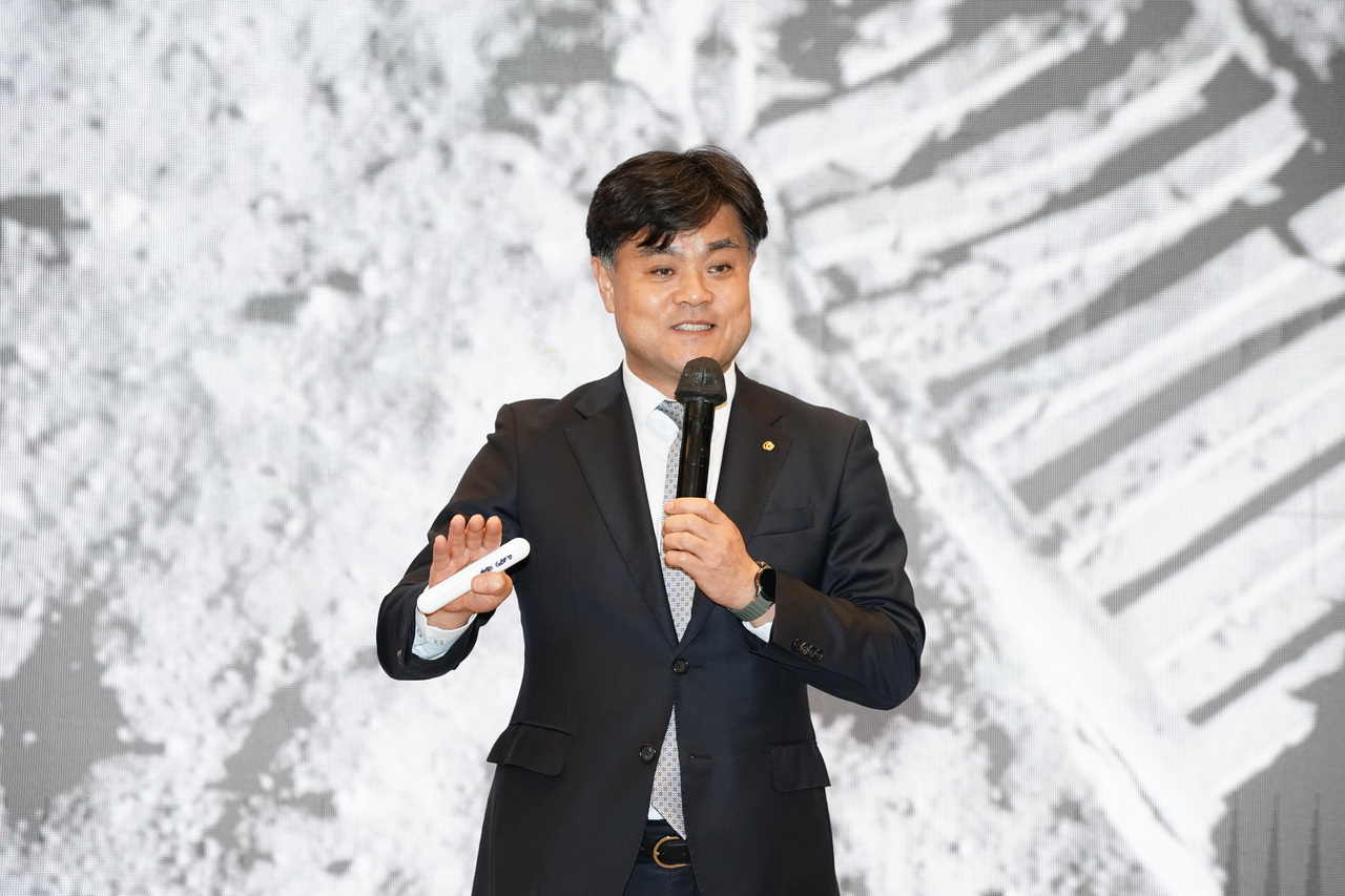 Kim Dong-hyun, head of land system business group at Hanwha Aerospace, speaks during the Global Biz Forum organized by the Herald Media Group in Seoul on Wednesday. (The Korea Herald)