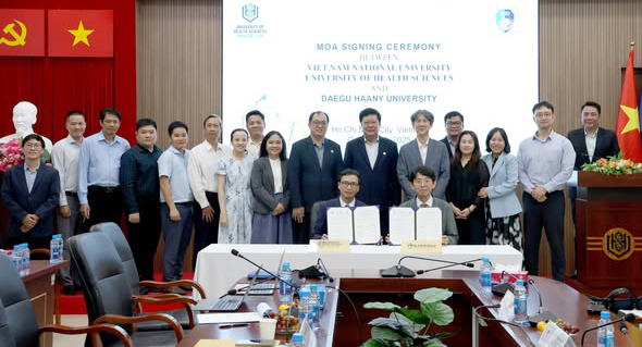 베트남 공동연구 MOA 체결 후 기념촬영하는 참석자들.[대구한의대 제공]