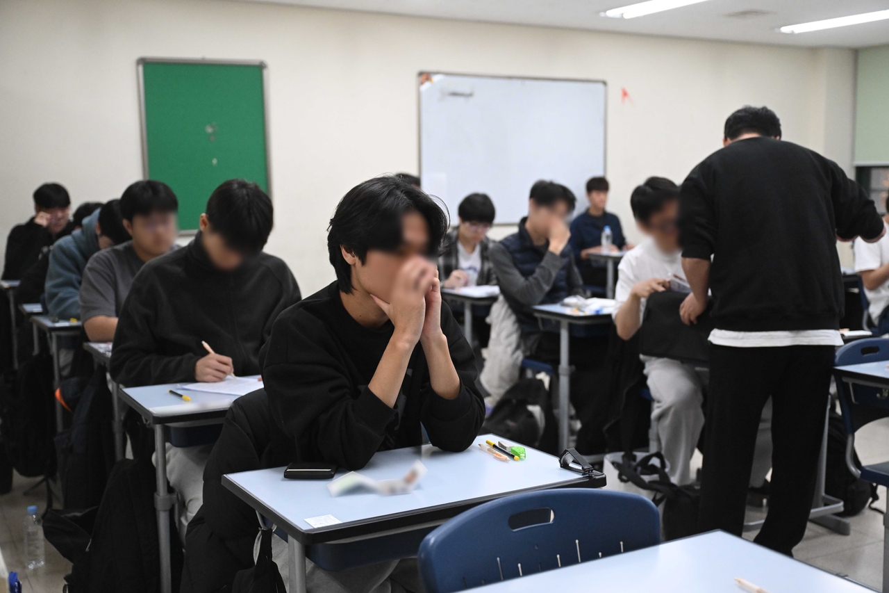 Students prepare to take the 2026 College Scholastic Ability Test at an exam site set up at Gyeongbok High School in Jongno-gu, Seoul, on Thursday. (Yonhap)
