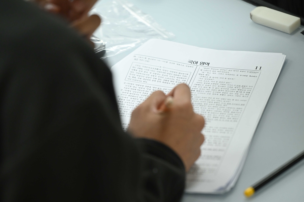 Students prepare to take the 2026 College Scholastic Ability Test at Gyeongbok High School in Jongno-gu, Seoul, on Thursday. (Yonhap)