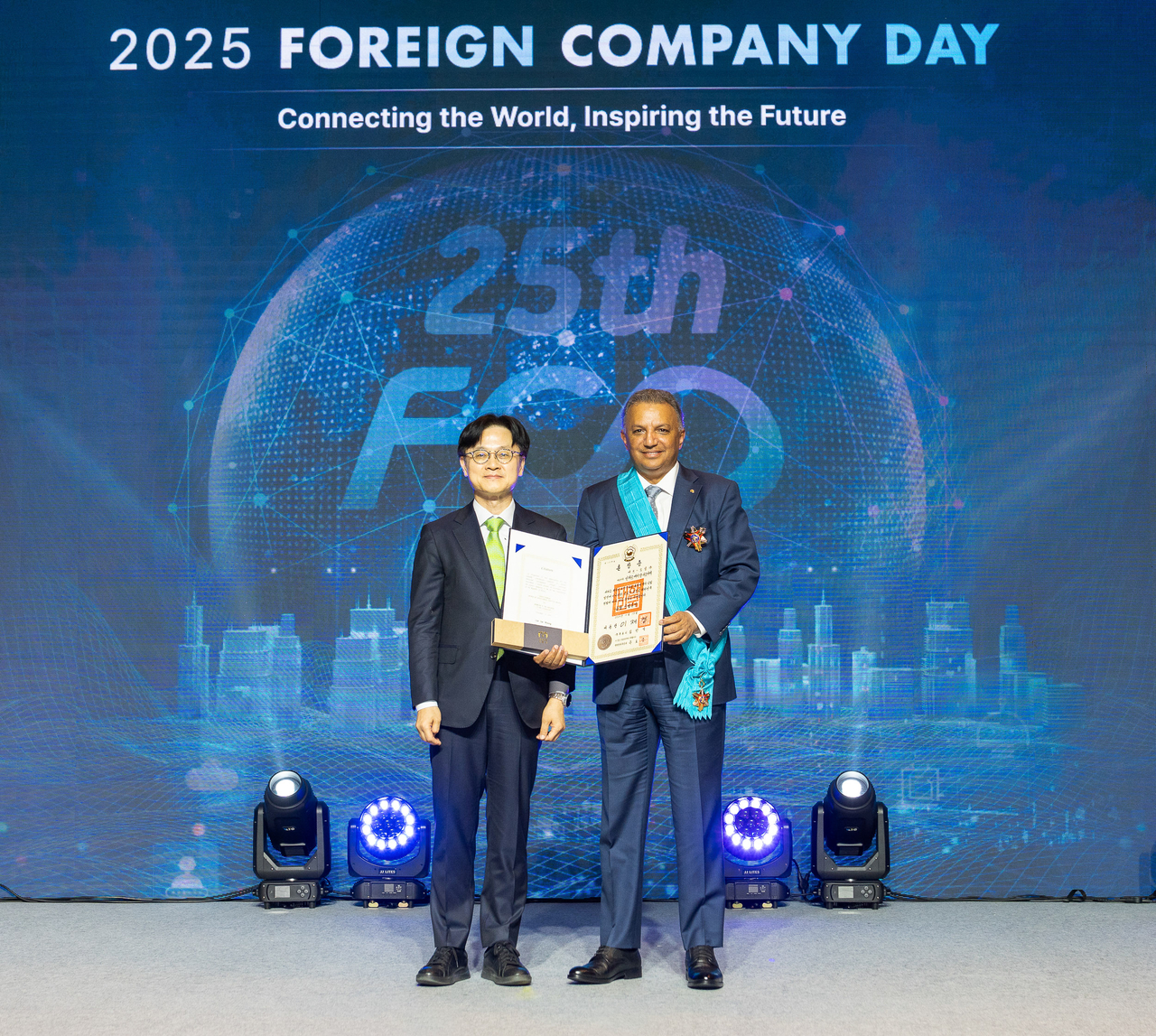 Minister of Trade, Industry and Energy Kim Jung-kwan (left) and S-Oil CEO Anwar Al-Hejazi pose for a photo during the 2025 Foreign Company Day ceremony at the Grand Intercontinental Seoul Parnas on Thursday (S-Oil)