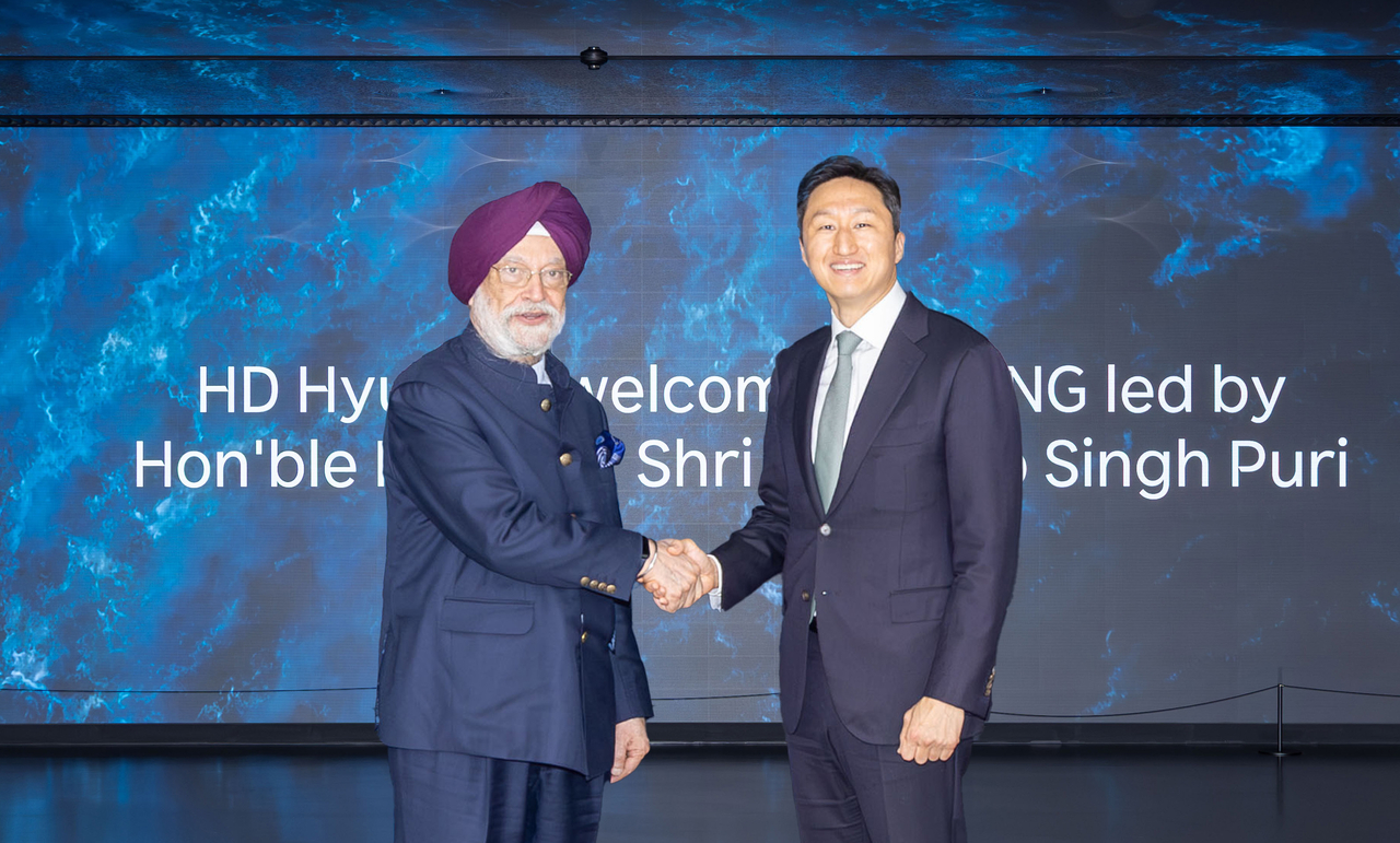 HD Hyundai Chairman Chung Ki-sun (right) shakes hands with India’s Minister of Petroleum and Natural Gas Hardeep Singh Puri at HD Hyundai's R&D center in Gyeonggi Province on Thursday. (HD Hyundai)