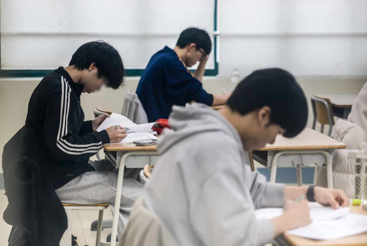 Students prepare for the 2026 CSAT at Yongsan High School in Yongsan-gu, Seoul, on Thursday. (Yonhap)