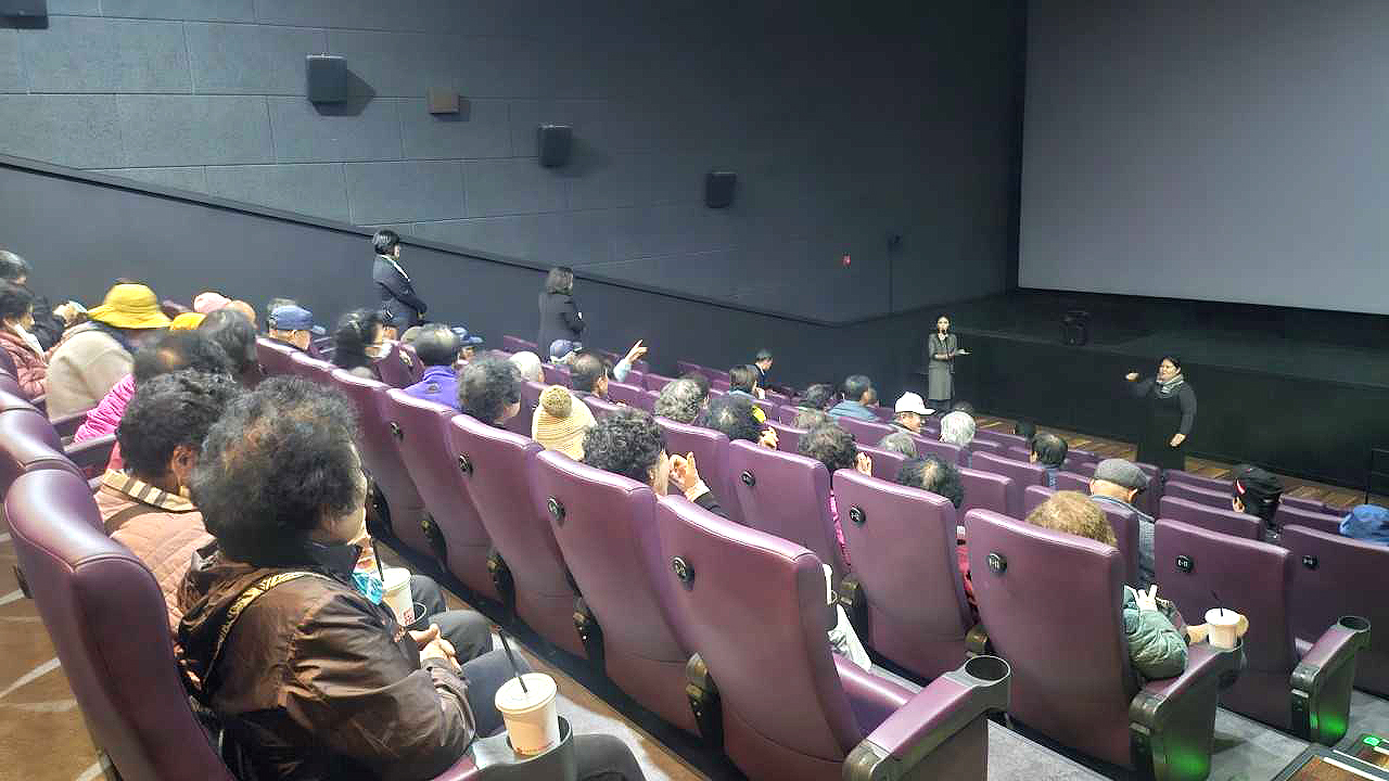 영주시가  13·14일 양일간 롯데시네마 영주 4관에서 장벽 없는 영화상영회’를 개최하며, 장애인과 비장애인이 함께 문화를 즐길 수 있는 특별한 시간을 마련해 호응을 얻었다.[영주시 제공]