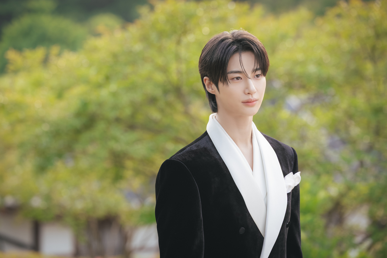 "Perfect Crown," starring Byun Woo-seok (Disney+)