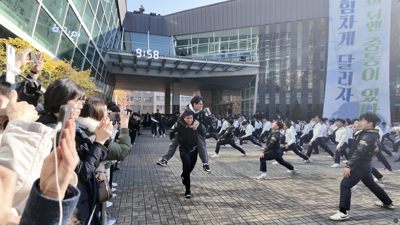 Part of the ritual includes juniors carrying their seniors as they get cheered on. (Tammy Park/The Korea Herald)