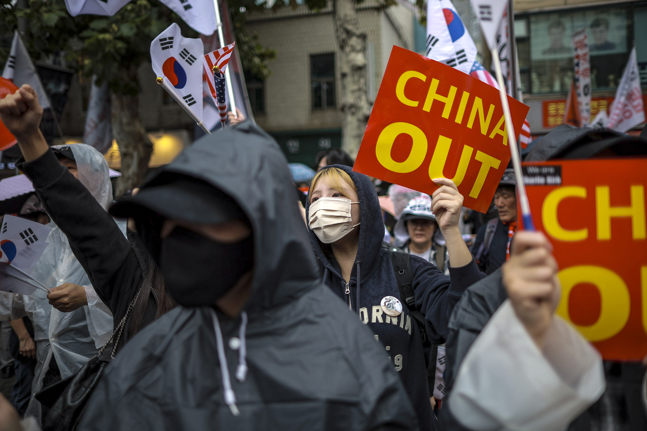 Participants hold signs and chant slogans during a rally denouncing the government’s policies on free universities near Dongdaemun Station in Jongno-gu, Seoul, on Oct. 3. (Newsis)