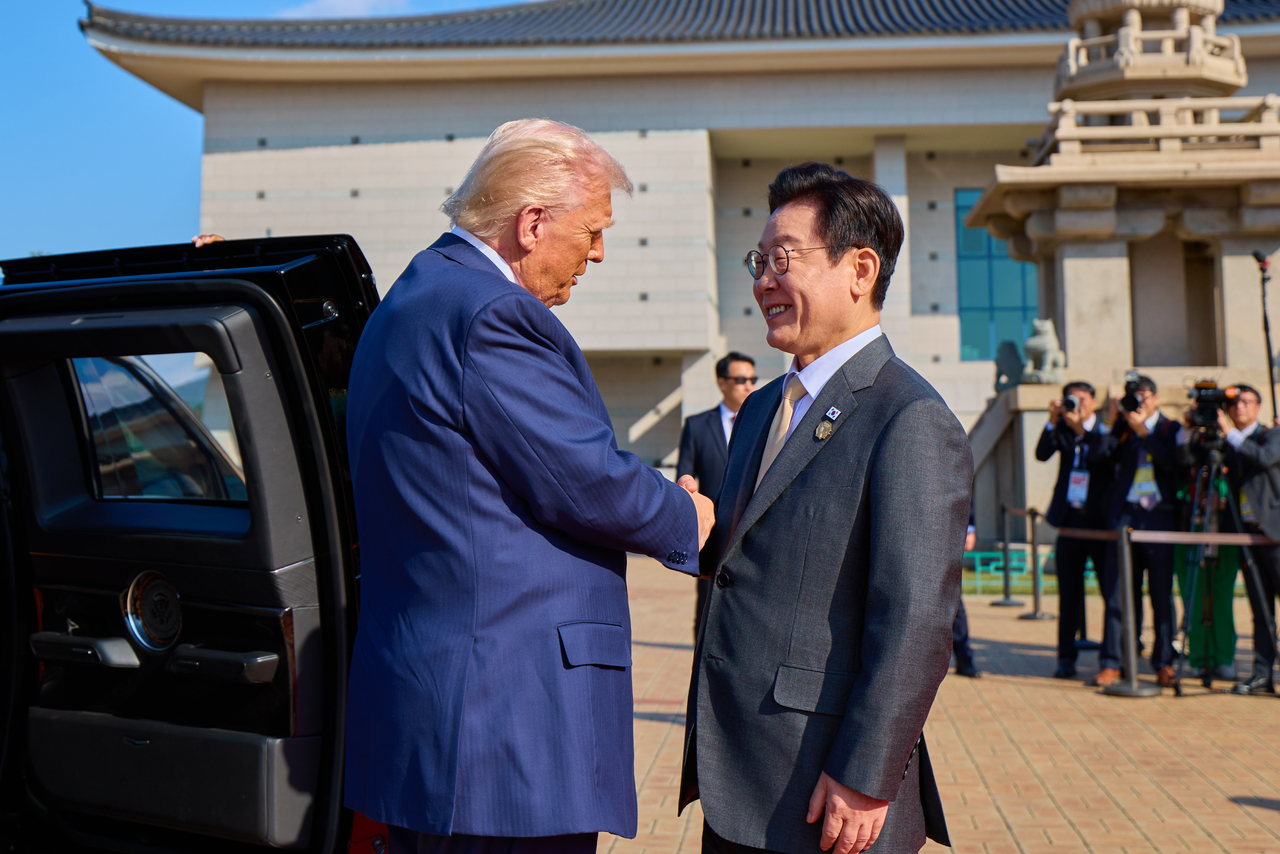 President Lee Jae Myung greets US President Donald Trump as he arrives at the Gyeongju National Museum, the venue for the South Korea–US summit, on Oct. 29. (Yonhap)
