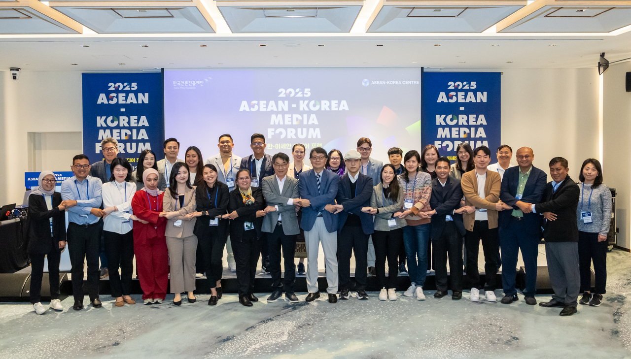 Journalists, policymakers and media professionals from Southeast Asian nations and South Korea gather for a photo at the ASEAN-Korea Media Forum at Parnas Hotel Jeju on Wednesday. The international media event is jointly organized by the ASEAN-Korea Center and Korea Press Foundation during ASEAN-Korea Week. (ASEAN-Korea Center)