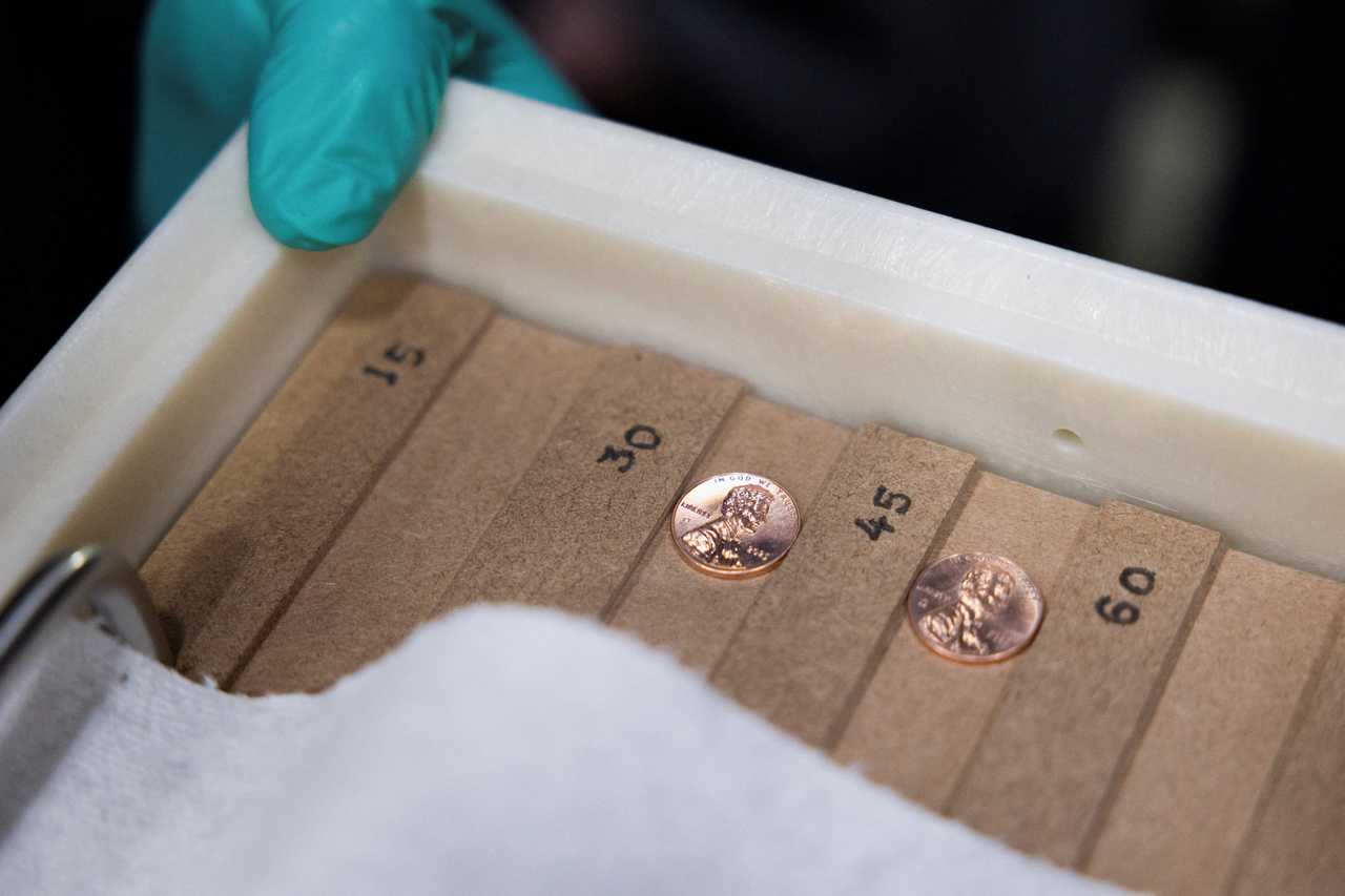 Two of the last struck pennies, during US Treasurer Brandon Beach's visit to strike the final five circulating one-cent coins or pennies, ending 232 years of penny production in the United States, at the United States Mint in Philadelphia, Pennsylvania, Wednesday.   Reuters-Yonhap