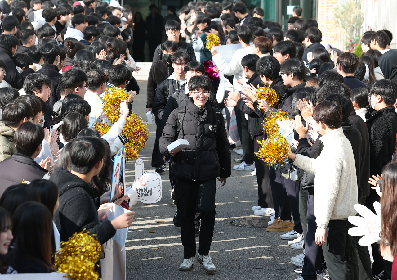 Eunpyeong High School incorporated bright yellow pompoms in their cheer rally. (Yonhap)