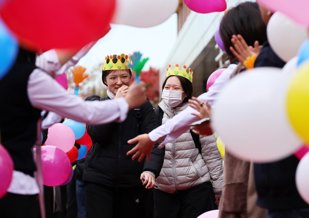 Seolwol Girls' High School in Gwangju's cheer rally included ringing of bells, crowns and colorful balloons. (Yonhap)