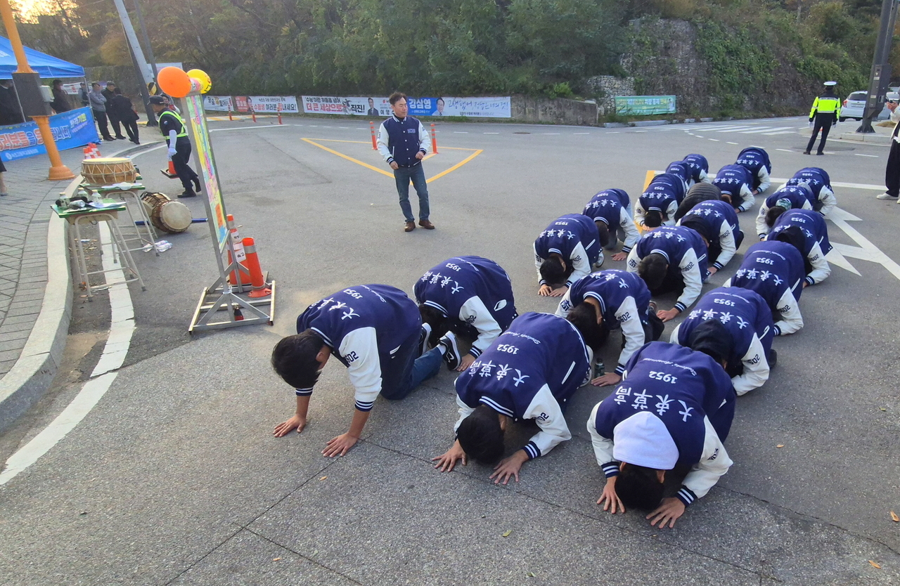 In Sokcho High School, juniors bowed in front of the school as a gesture of respect and wishing test-takers good luck. (Yonhap)