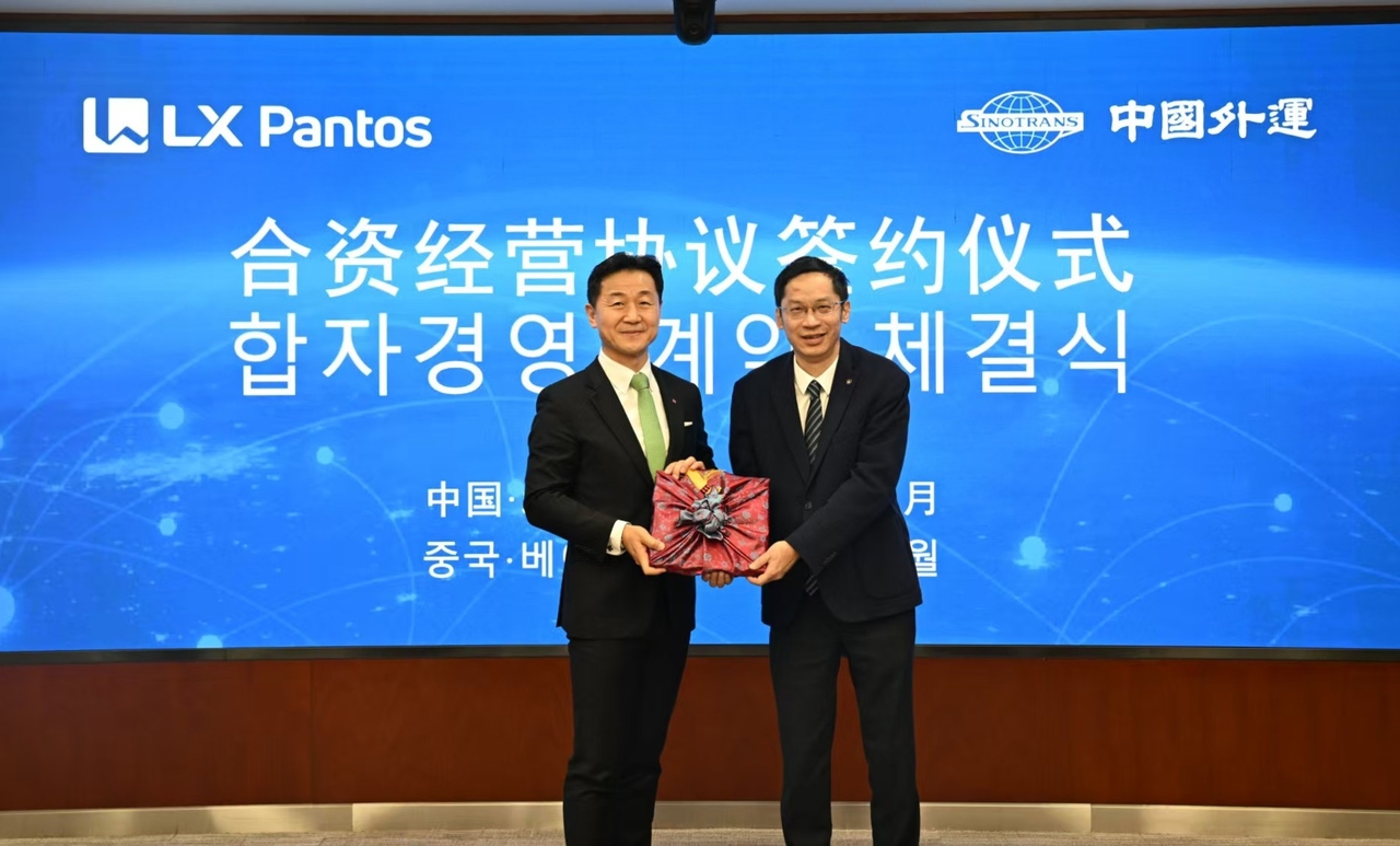LX Pantos CEO Lee Yong-ho (left) and Sinotrans Chair Zhang Yi pose for a photo after signing a contract to establish a joint venture at Sinotrans headquarters in Beijing, China, on Thursday. (LX Pantos)