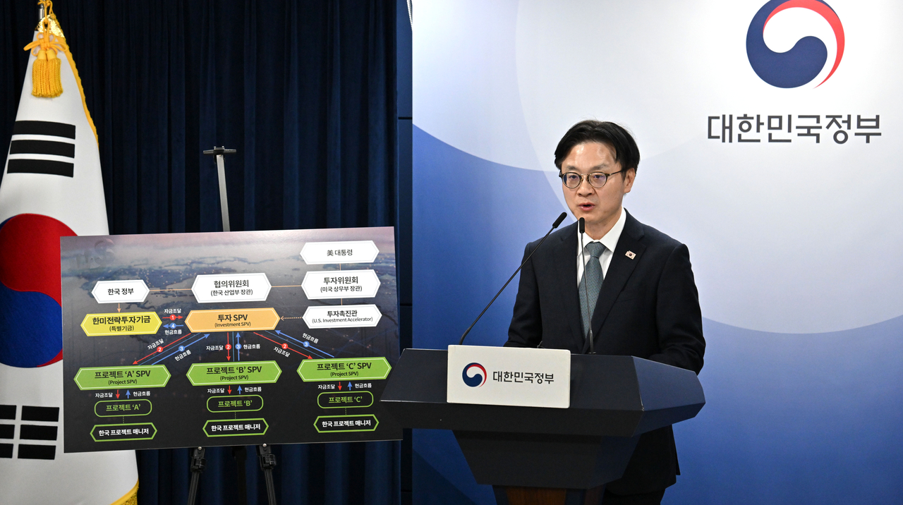 South Korean Industry Minister Kim Jung-kwan delivers a briefing on the US tariff negotiation fact sheet and the related MOU at the Government complex in Seoul on Friday. (Im Se-jun/The Korea Herald)
