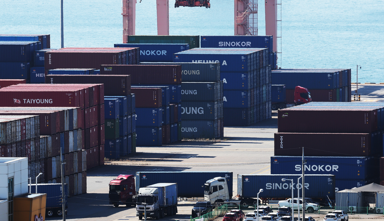 Containers are packed at a port in the South Korean city of Pyeongtaek in this Oct. 28 file photo. (Yonhap)