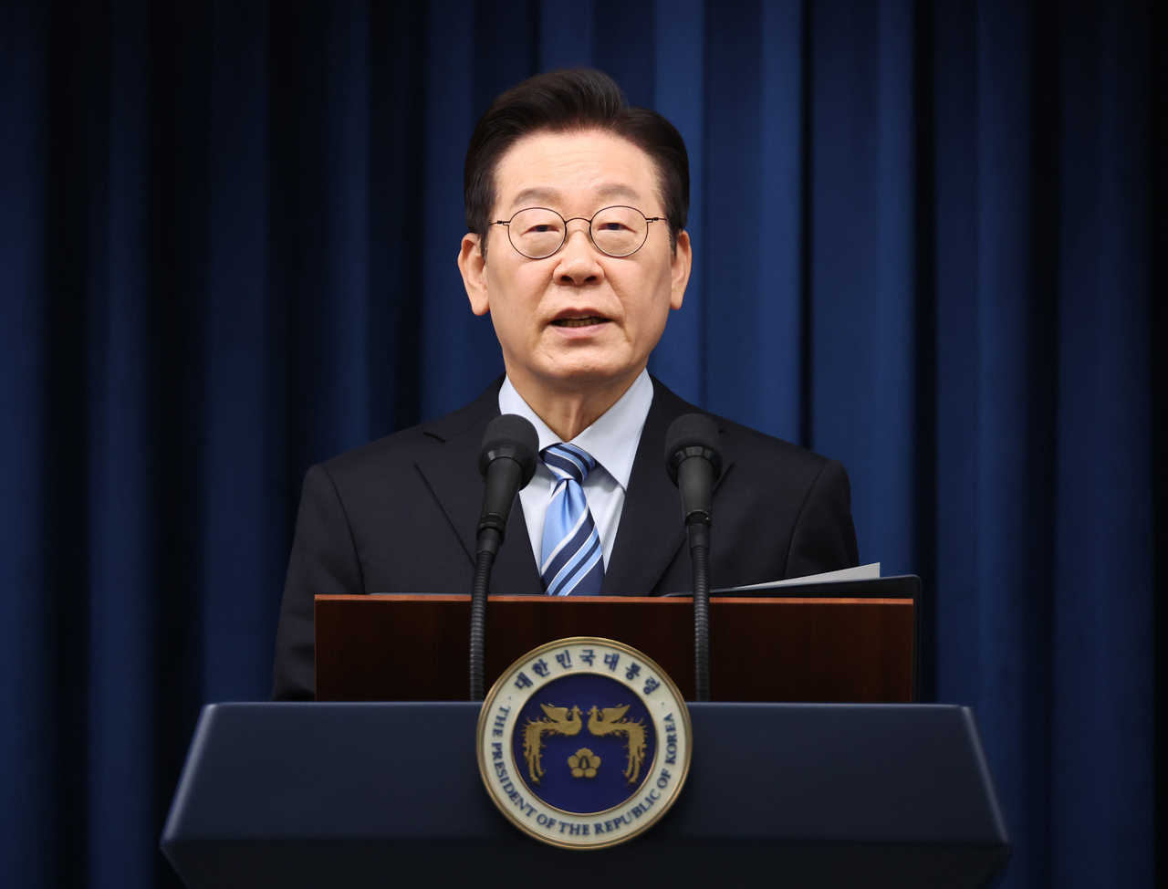 President Lee Jae Myung announces a joint fact sheet outlining a bilateral trade deal and security agreements with the United States during a press briefing at the presidential office in Seoul on Friday. (Yonhap)