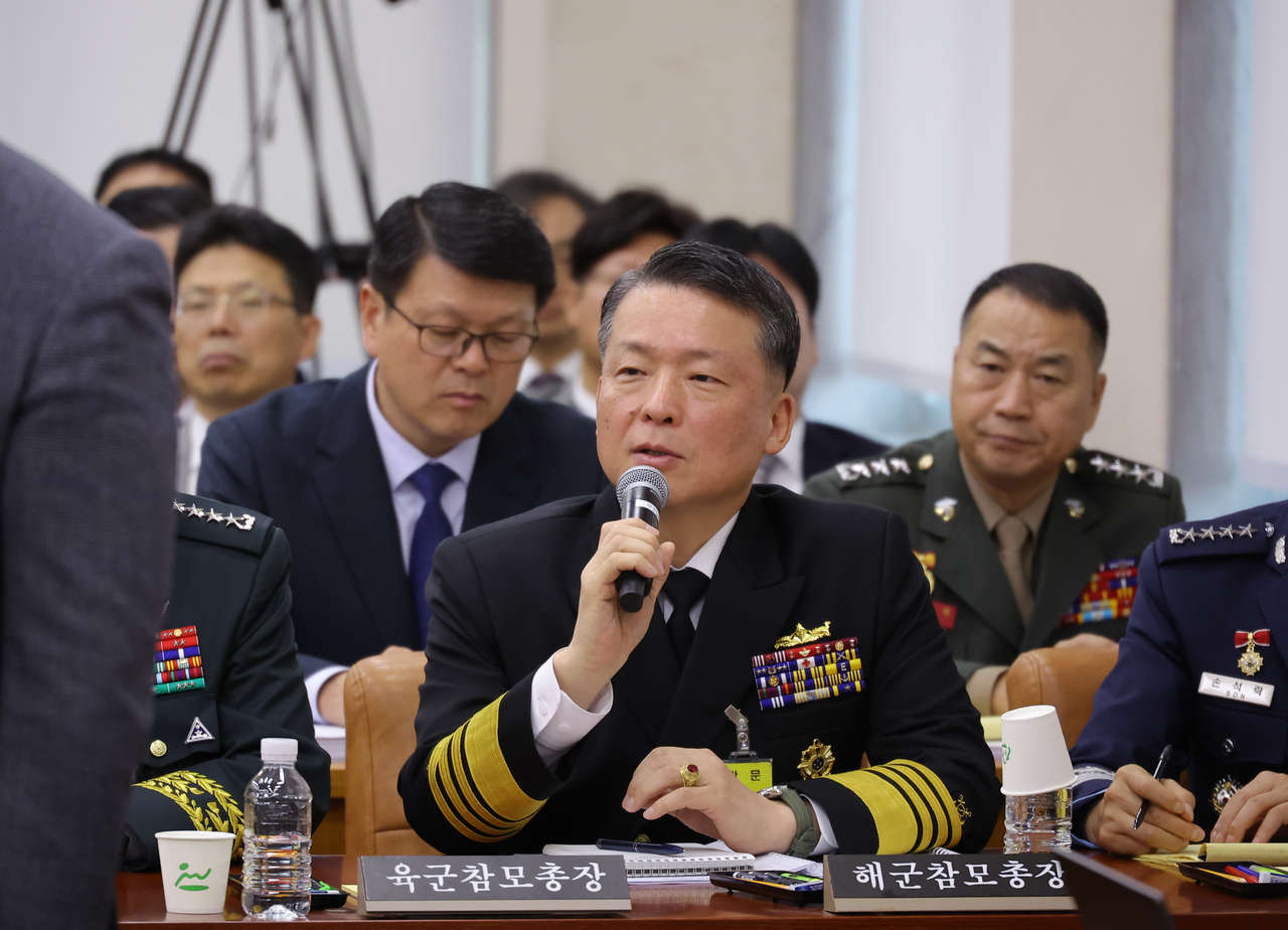 Chief of Naval Operations Adm. Kang Dong-gil responds to a question regarding South Korea's plan to build nuclear-powered submarines during a parliamentary audit, in this file photo from Oct. 30. (Yonhap)