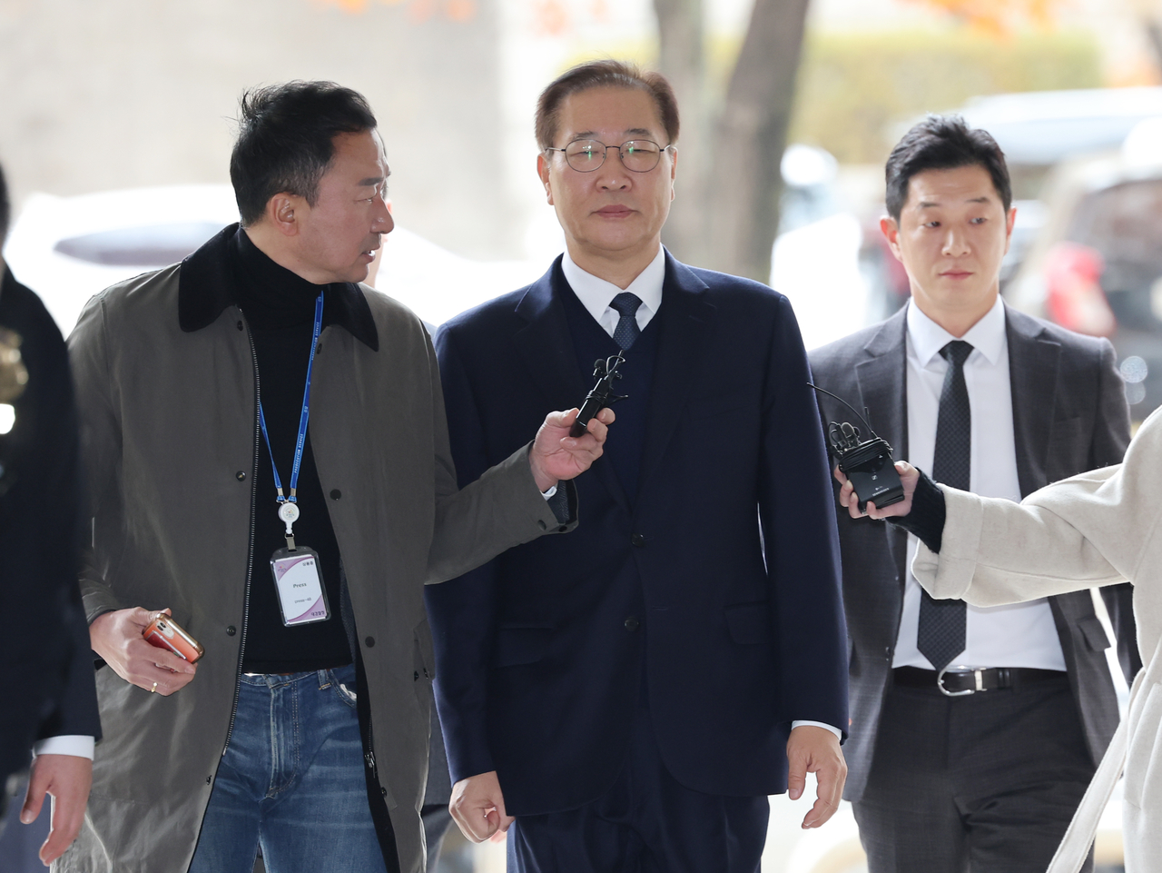 Former Justice Minister Park Sung-jae (C) arrives at the Seoul Central District Court in the capital on Thursday to attend his arrest warrant hearing. (Yonhap)